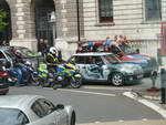 London  Stadtrundfahrt Polizeimotorrad und eine tolle Autolakierung an der Westminster Abbey (GB).